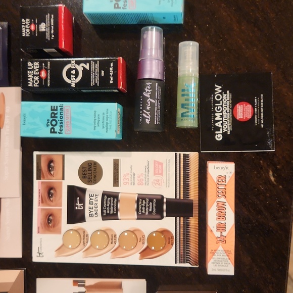 Makeup Essentials Set - Picture 5 of 9